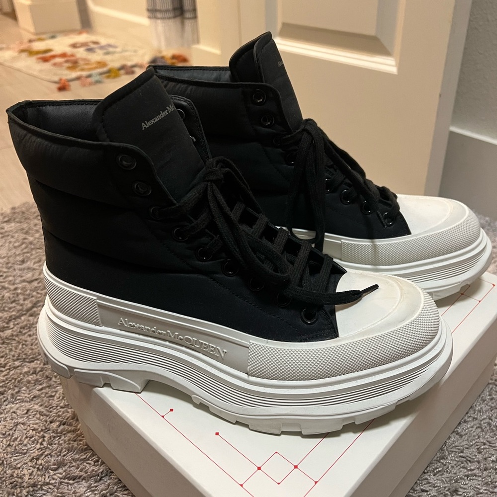 Alexander McQueen size 41 puffer tread slick ankle boots